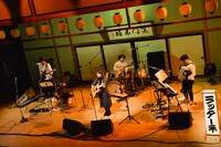 「関取花ワンマンライブ ～年末だョ！全員集合～」の様子。（撮影：高田梓）