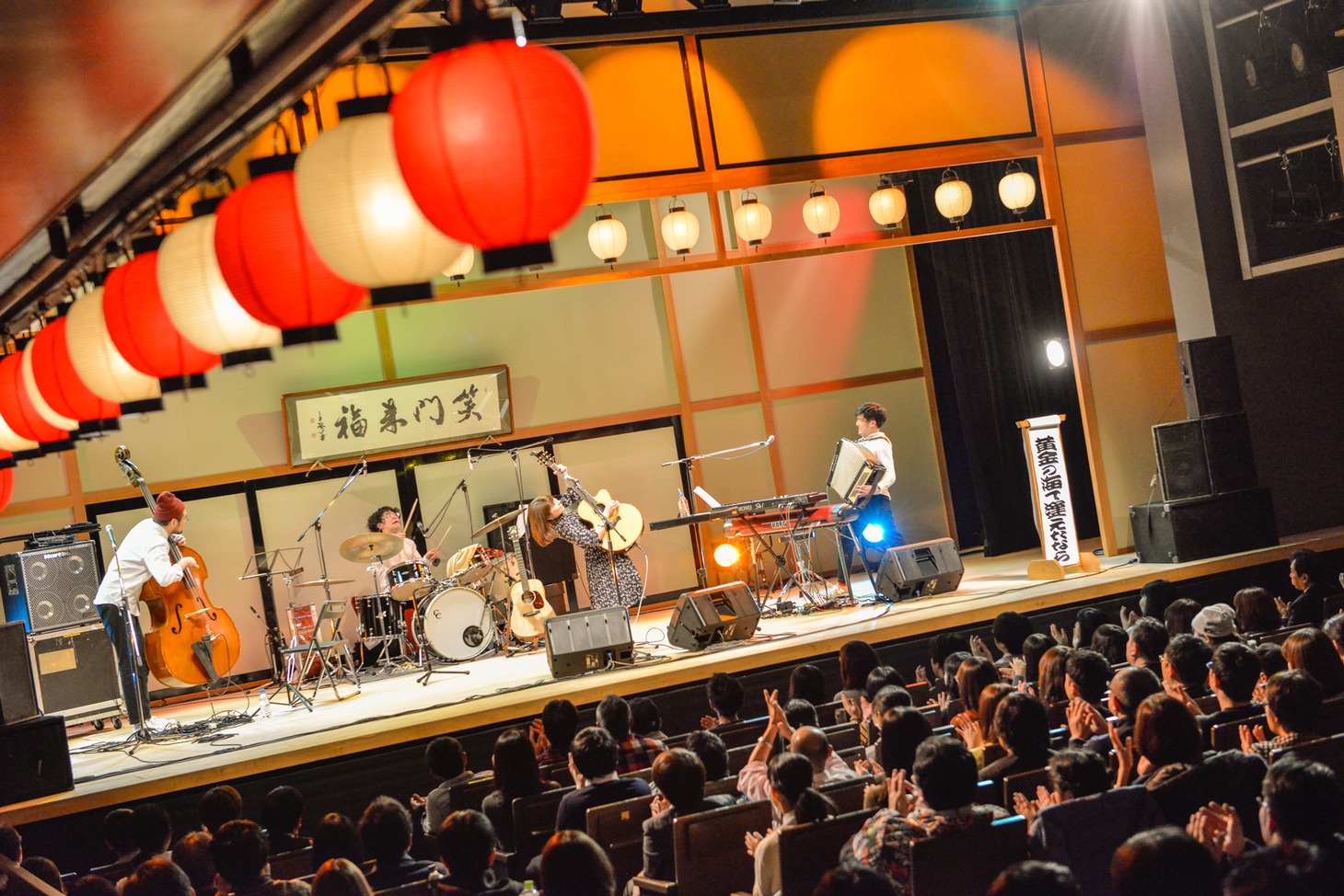 「関取花ワンマンライブ ～年末だョ！全員集合～」の様子。（撮影：高田梓）