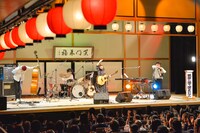 「関取花ワンマンライブ ～年末だョ！全員集合～」の様子。（撮影：高田梓）