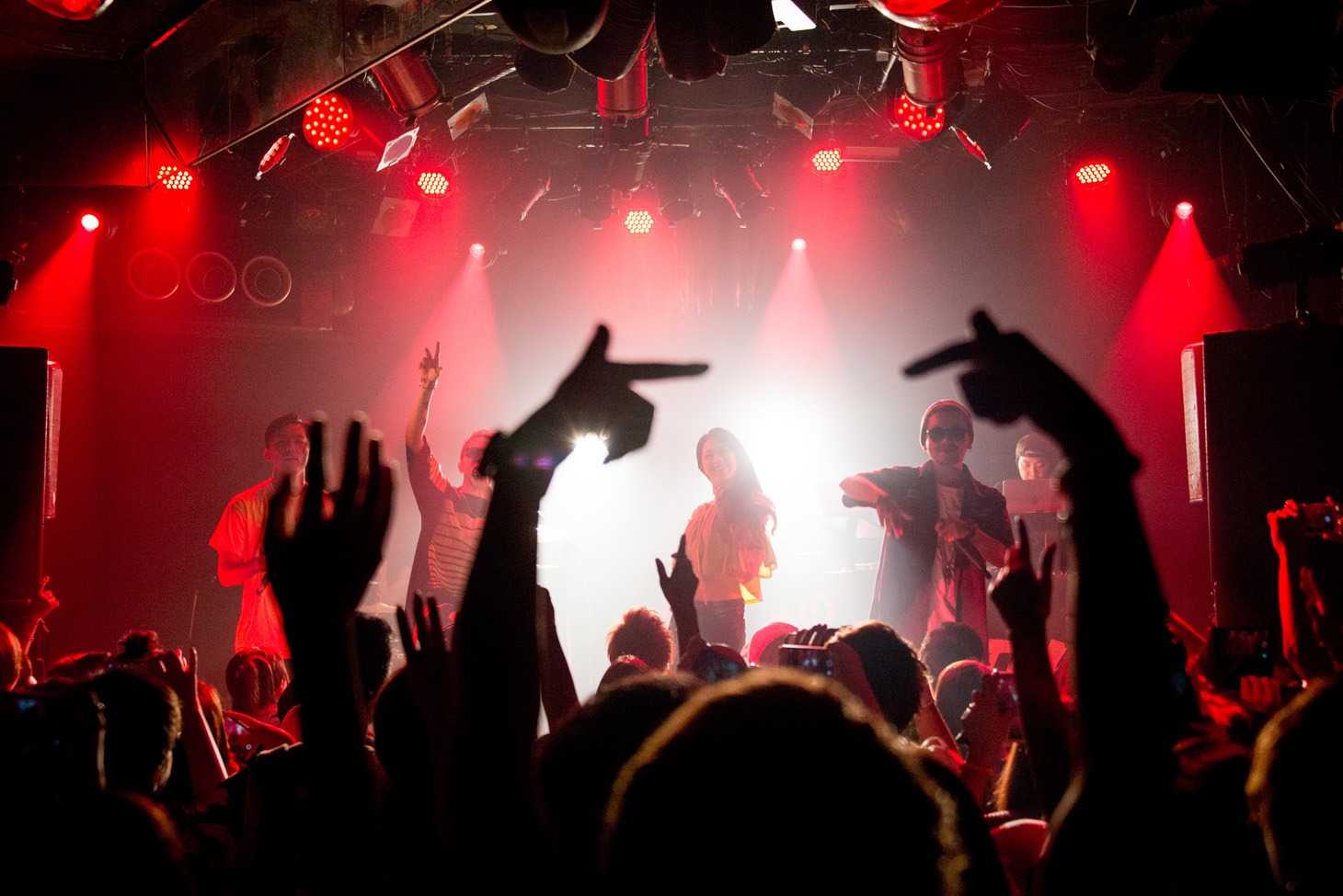 SLOTHのライブの様子。