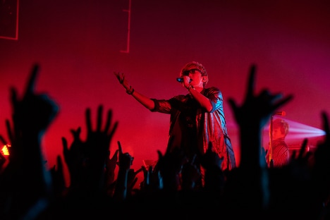 「20th Anniversary Special "Suga Shikao Asia Circuit"」東京・EX THEATER ROPPONGIの様子。（Photo by Mari Amita）