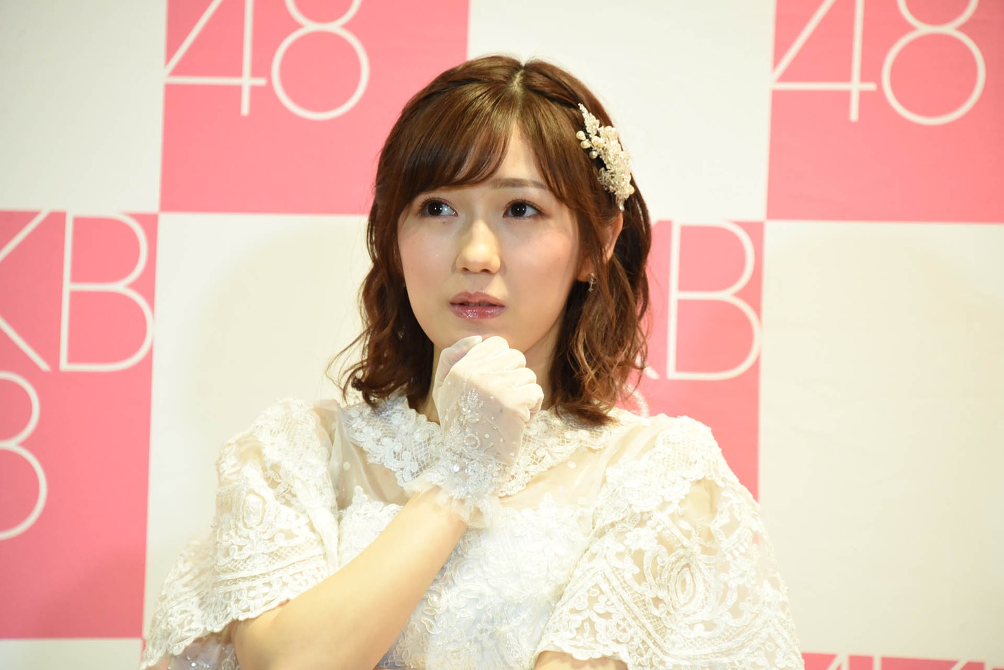 熟考する渡辺麻友（AKB48）。