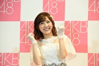 キャッチフレーズを披露する渡辺麻友（AKB48）。