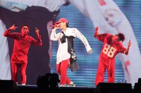 G-DRAGON（中央）