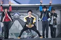 ユースケ（中央）