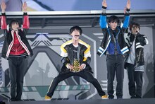 ユースケ（中央）