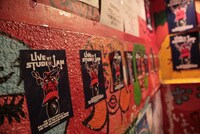 東京・新宿JAMの入り口。壁に貼られているのは「WELCOME TO THE FLOWER FIELDS AND THE MUSHROOM KINGDOM」のステッカー。（撮影：柴田恵理）