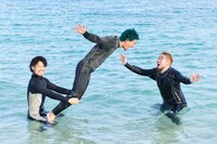 マリンスポーツを楽しむWANIMA。