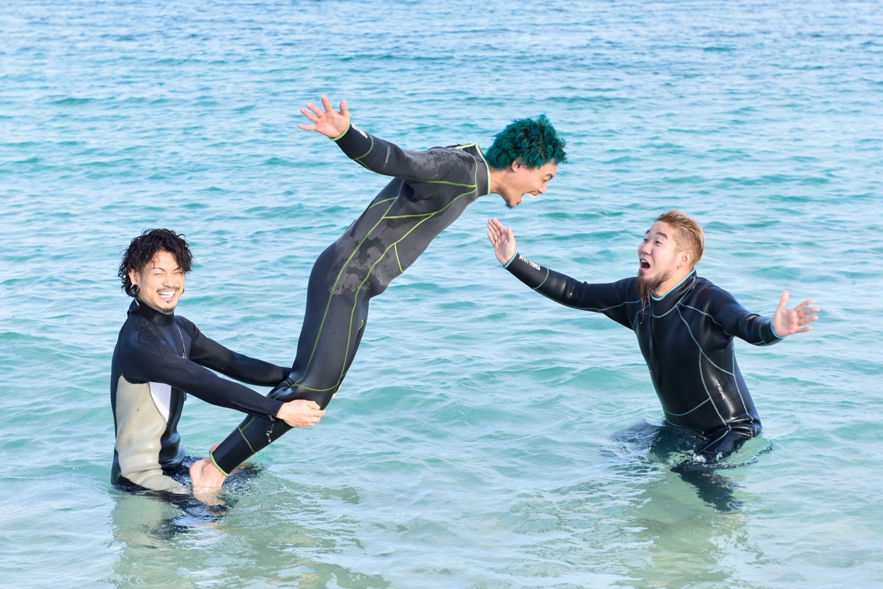 マリンスポーツを楽しむWANIMA。