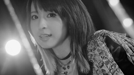 綾野ましろ「starry」ミュージックビデオのワンシーン。