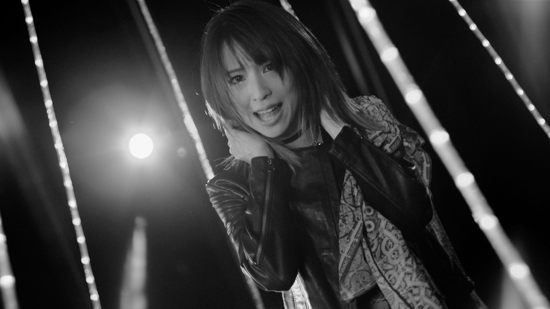 綾野ましろ「starry」ミュージックビデオのワンシーン。