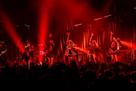 ベイビーレイズJAPAN「『EMOTIONAL IDOROCK FES. 2017』～僕らはここにいる！～＜THE BRJ SUPER LIVE＞」東京・新木場STUDIO COAST公演の様子。（写真提供：ポニーキャニオン）