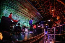 「中田裕二 年忘れ公演」の様子。（撮影：渡邉一生 / SLOT PHOTOGRAPHIC）