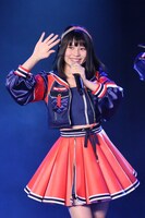 ニューシングル「無意識の色」でセンターを務める小畑優奈。（写真提供：avex）