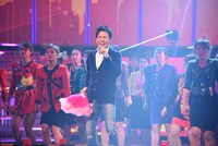 ジュリ扇を持ちパフォーマンスをする郷ひろみ。