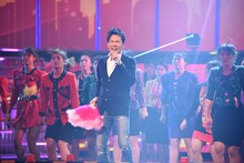 ジュリ扇を持ちパフォーマンスをする郷ひろみ。