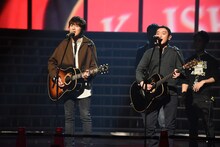 リハーサル中のゆず。