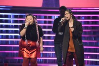 リハーサルで熱唱する渡辺直美とAI。