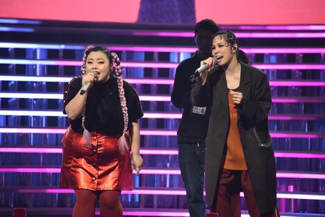 リハーサルで熱唱する渡辺直美とAI。