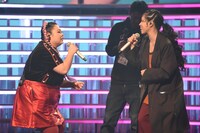 リハーサルで熱唱する渡辺直美とAI。