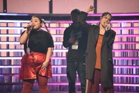 リハーサルで熱唱する渡辺直美とAI。