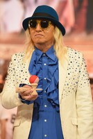 けん玉を持つDJ KOO。