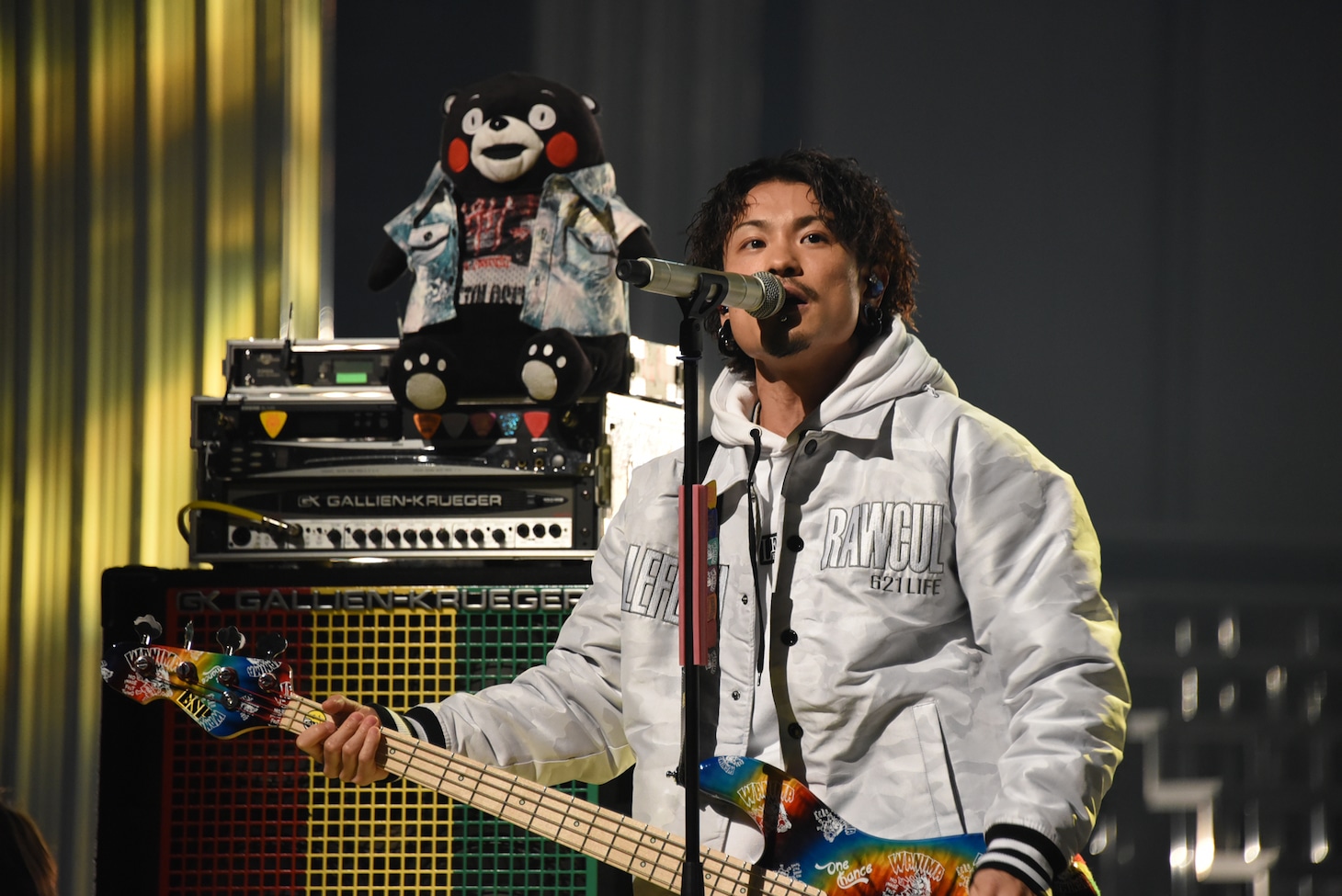 リハーサル中のKENTA（Vo, B / WANIMA）。