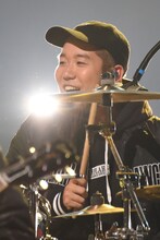 リハーサル中のFUJI（Dr, Cho / WANIMA）。