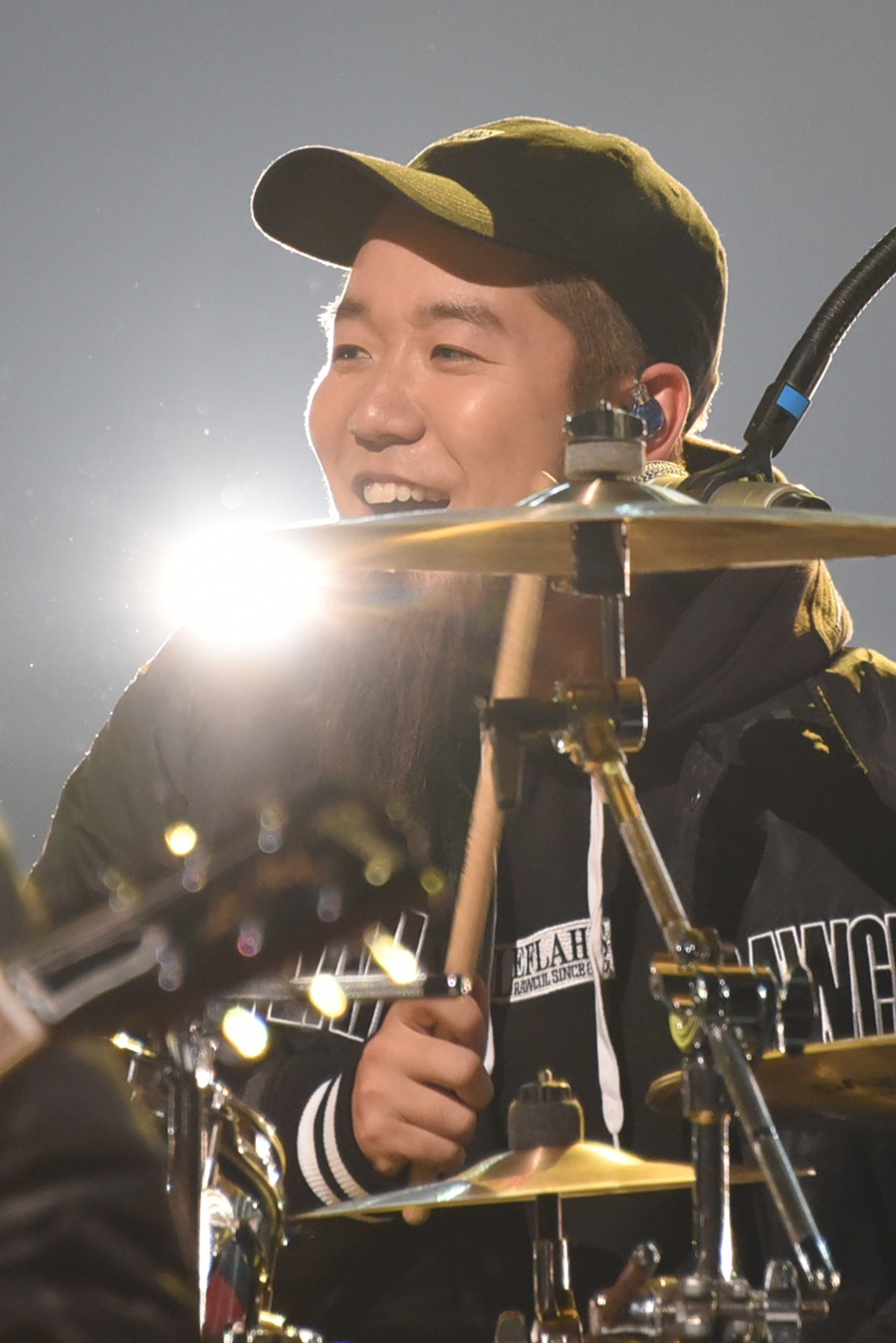 リハーサル中のFUJI（Dr, Cho / WANIMA）。