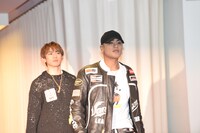 左からNAOTO、ELLY。