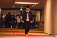 レッドカーペットを歩く星野源。