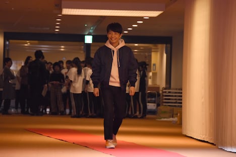 レッドカーペットを歩く星野源。