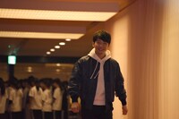 レッドカーペットを歩く星野源。