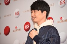 ガッツポーズを決める星野源。