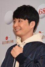 ガッツポーズを決める星野源。