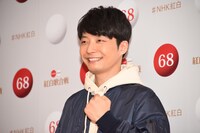 ガッツポーズを決める星野源。