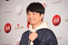 ガッツポーズを決める星野源。
