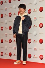 ガッツポーズを決める星野源。