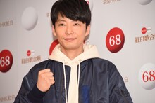 ガッツポーズを決める星野源。