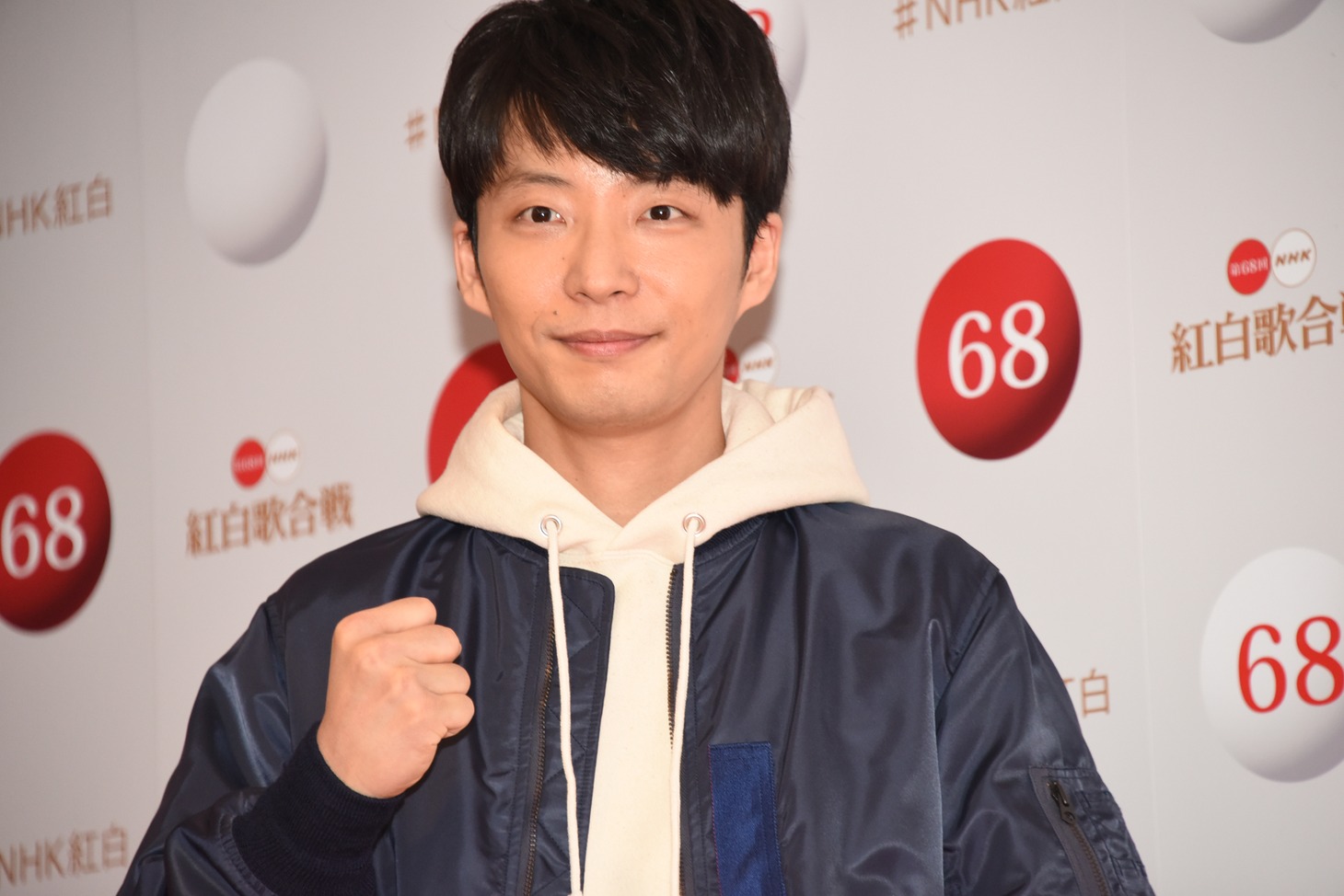 ガッツポーズを決める星野源。