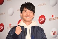 ガッツポーズを決める星野源。