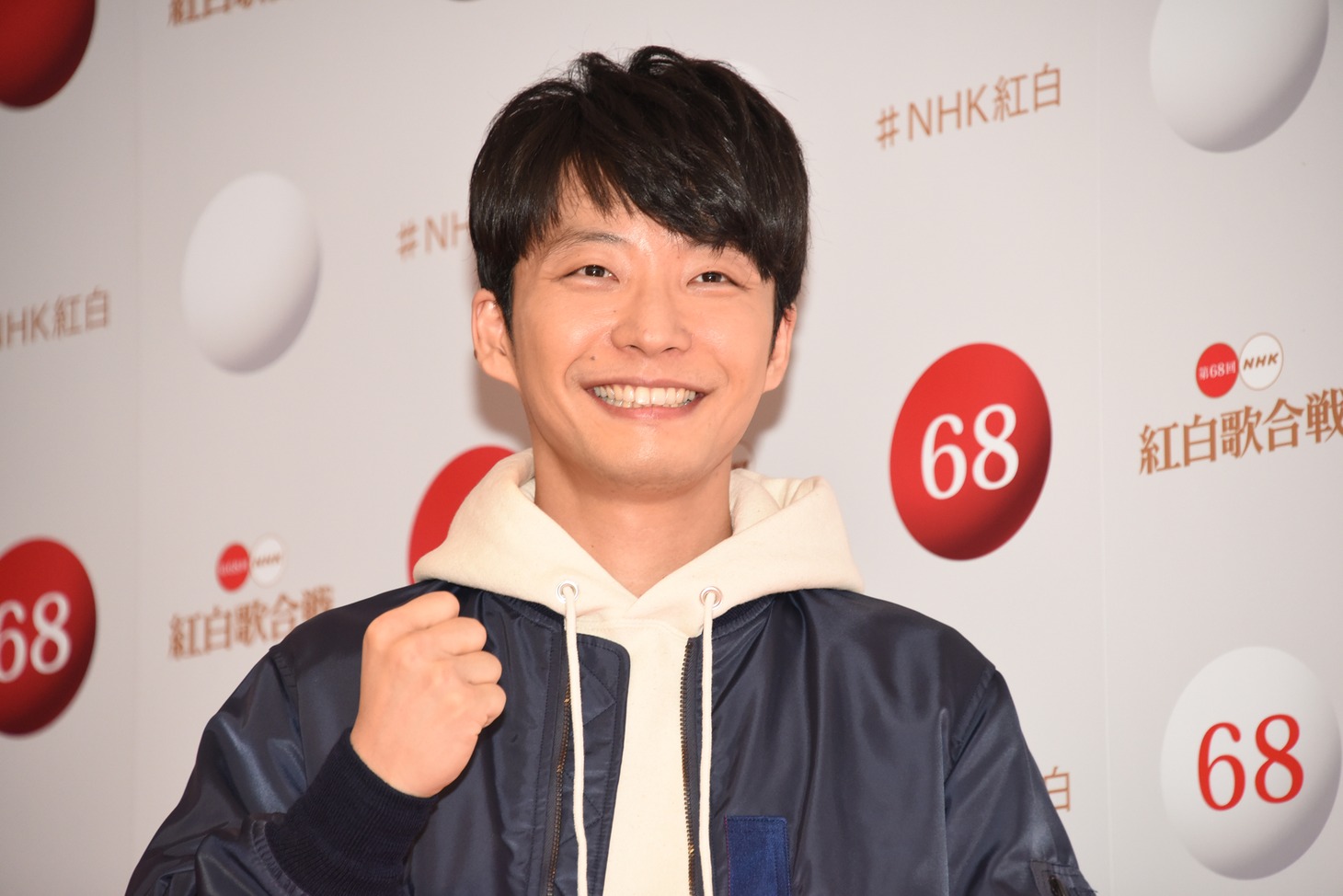 ガッツポーズを決める星野源。