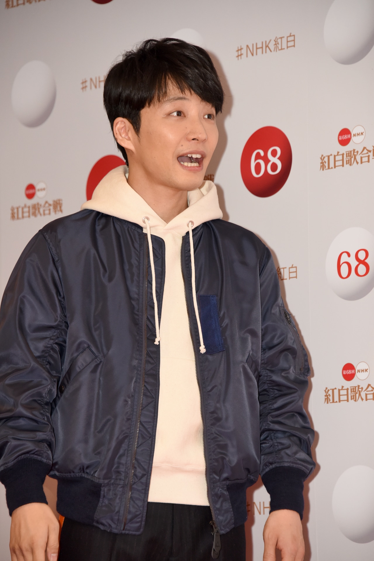 驚く星野源。