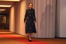 レッドカーペットを歩く西野カナ。