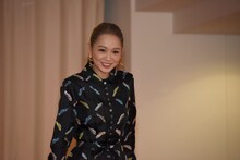 レッドカーペットを歩く西野カナ。