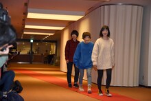 レッドカーペットを歩くSHISHAMO。