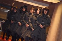 レッドカーペットを歩く欅坂46。
