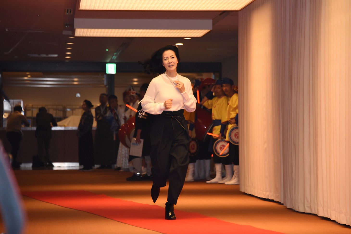 レッドカーペットを全力疾走する坂本冬美。