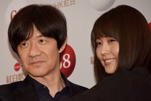 左から内村光良、有村架純。