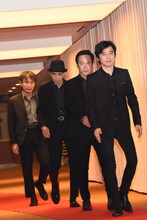 レッドカーペットを歩くエレファントカシマシ。